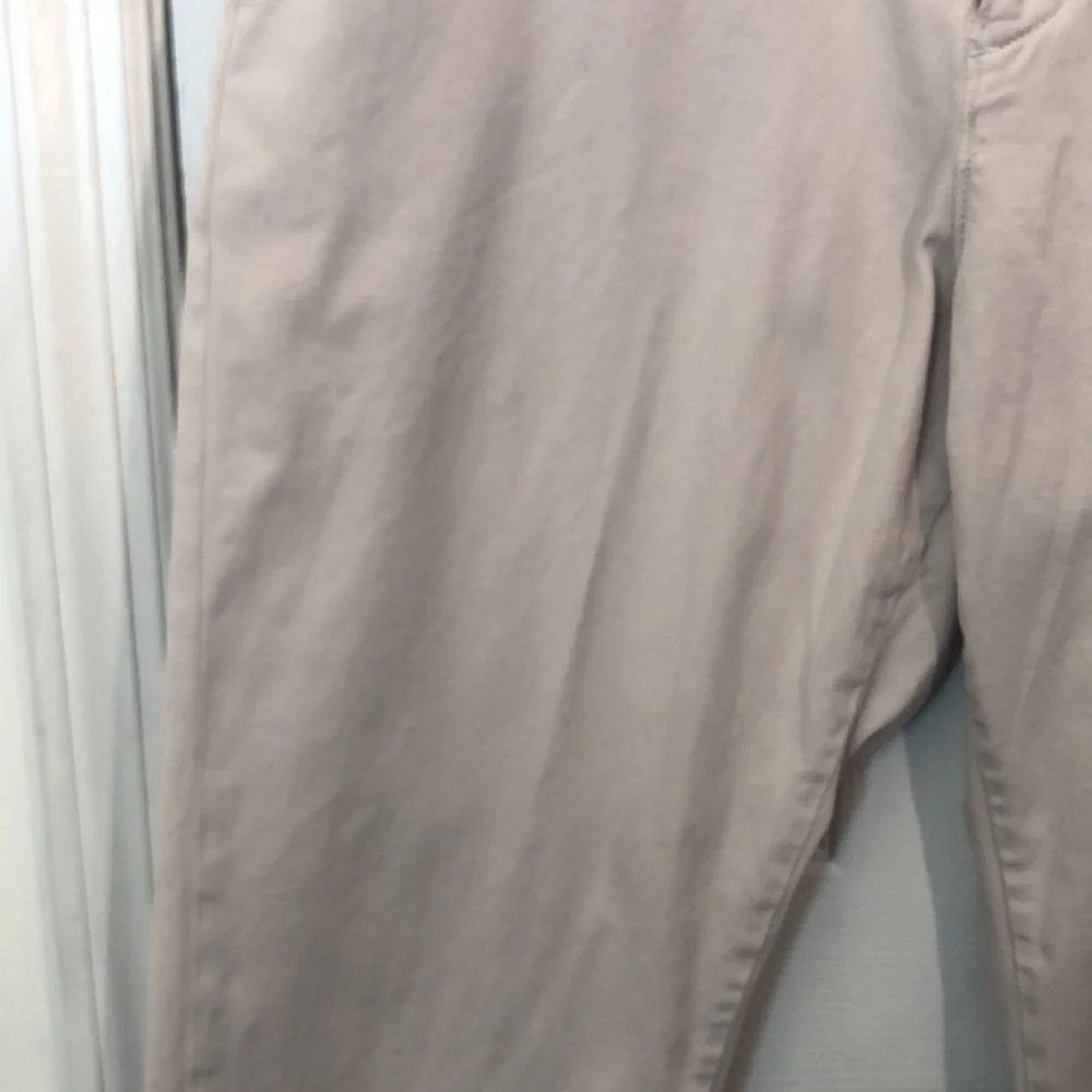JOHNNIE-O 98% COTTON 2 % SPANDEX PREWORN USED  WAIST 35.5